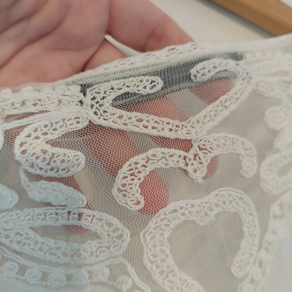 ZARA Woman. Medium. White Lace Blouse. - Picture 6 of 6
